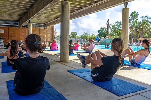 Gruppen-Fitnesskurs unter Dach nahe dem Pool auf dem Campingplatz CAPFUN Fleurs d'Agde in AGDE (34).