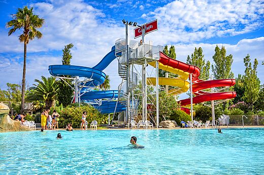 Buitenzwembad, reusachtige waterglijbanen op camping CAPFUN Fleurs d'Agde (34).