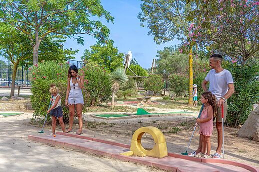 Familie spielt Minigolf auf einem Au�enplatz auf dem Campingplatz CAPFUN Fleurs d'Agde in AGDE (34).