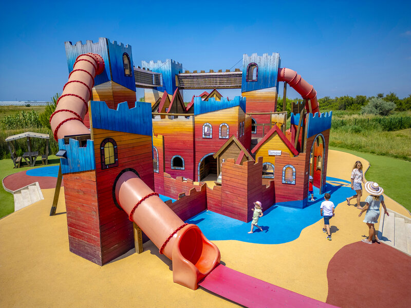 Jeu Carabouille - Ch�teau de jeux color� au camping CAPFUN Fleur de Camargue � Saint-Laurent-d Aigouze (30).