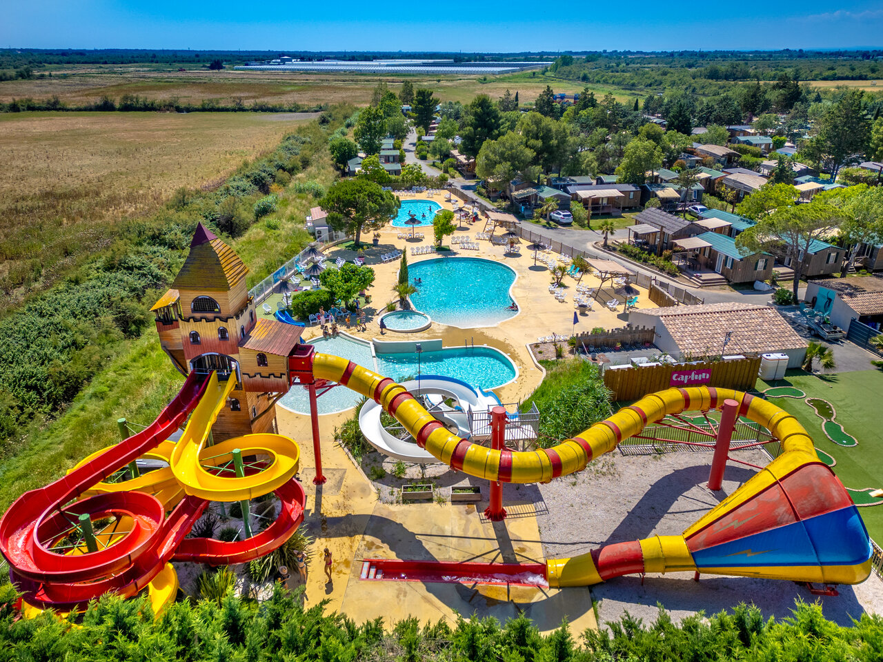 Wasserrutschen, Au�enpools im Camping CAPFUN Fleur de Camargue, Saint-Laurent-d Aigouze.
