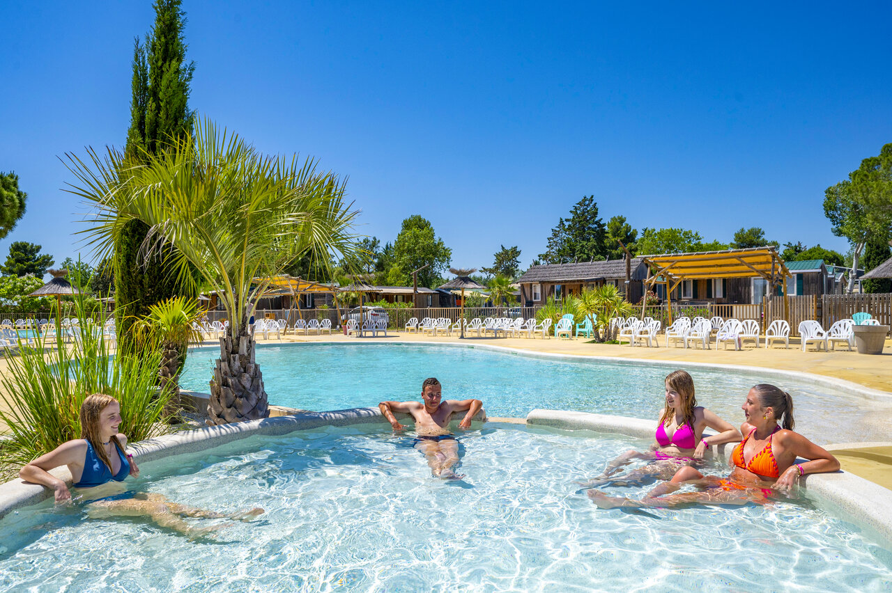 Familie entspannt im Au�enpool des CAPFUN Fleur de Camargue (30).