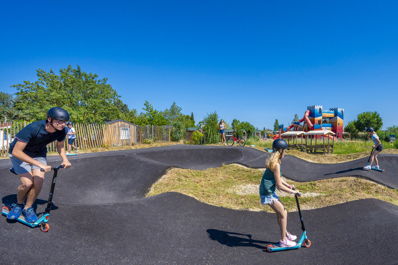 Pump track und Spielplatz auf dem Campingplatz CAPFUN Fleur de Camargue in Saint-Laurent-d Aigouze (30).