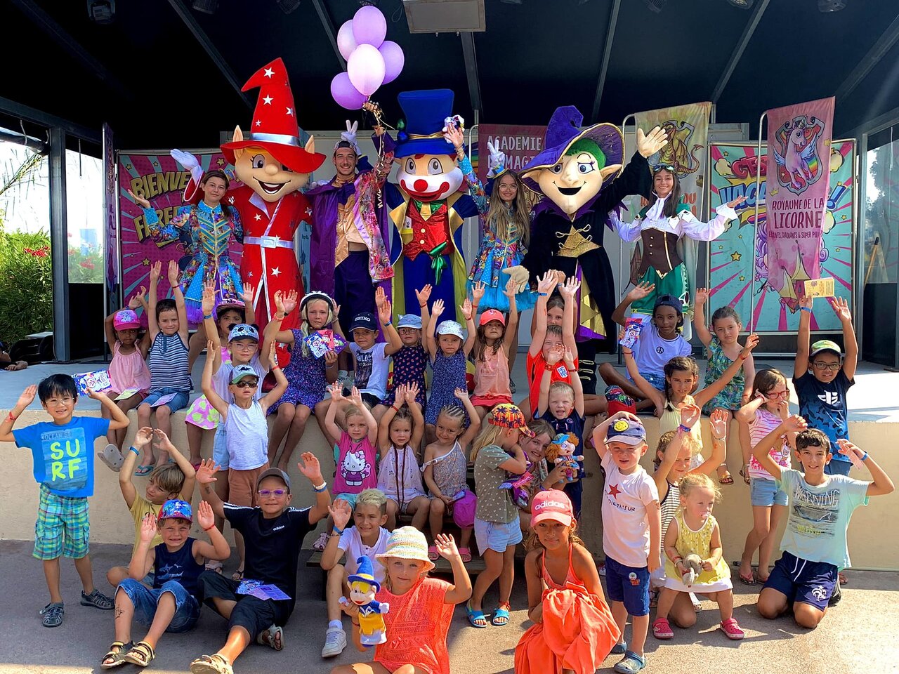 Kinder und animierte Maskottchen auf der B�hne, Show auf dem Campingplatz CAPFUN Fleur de Camargue in Saint-Laurent-d Aigouze (30).