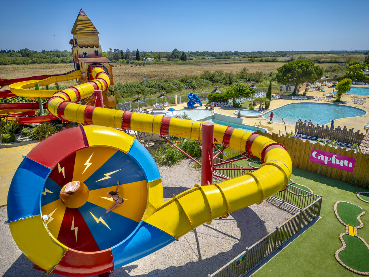 Wasserrutsche und Schwimmbad auf dem Campingplatz CAPFUN Fleur de Camargue in Saint-Laurent-d Aigouze (30).
