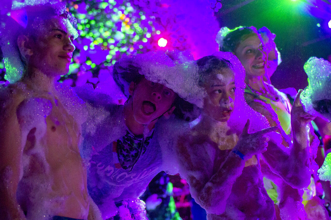 Lebhaftes Schaumparty mit Kindern und Erwachsenen auf dem Campingplatz CAPFUN Fleur de Camargue in Saint-Laurent-d Aigouze (30).