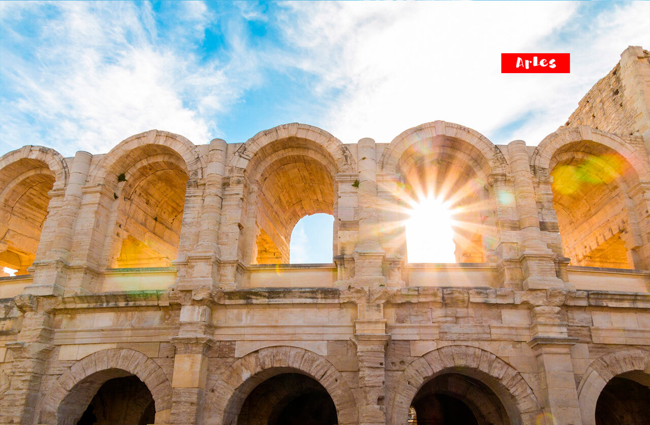 R�misches Amphitheater von Arles, antikes historisches Denkmal in der Provence.