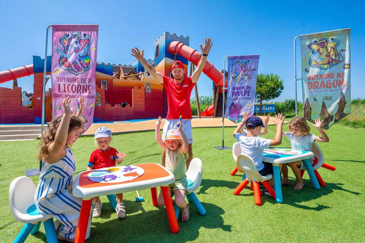 Kinderaktivit�ten, Animateur und Spielburg auf dem Campingplatz CAPFUN Fleur de Camargue in Saint-Laurent-d Aigouze (30).