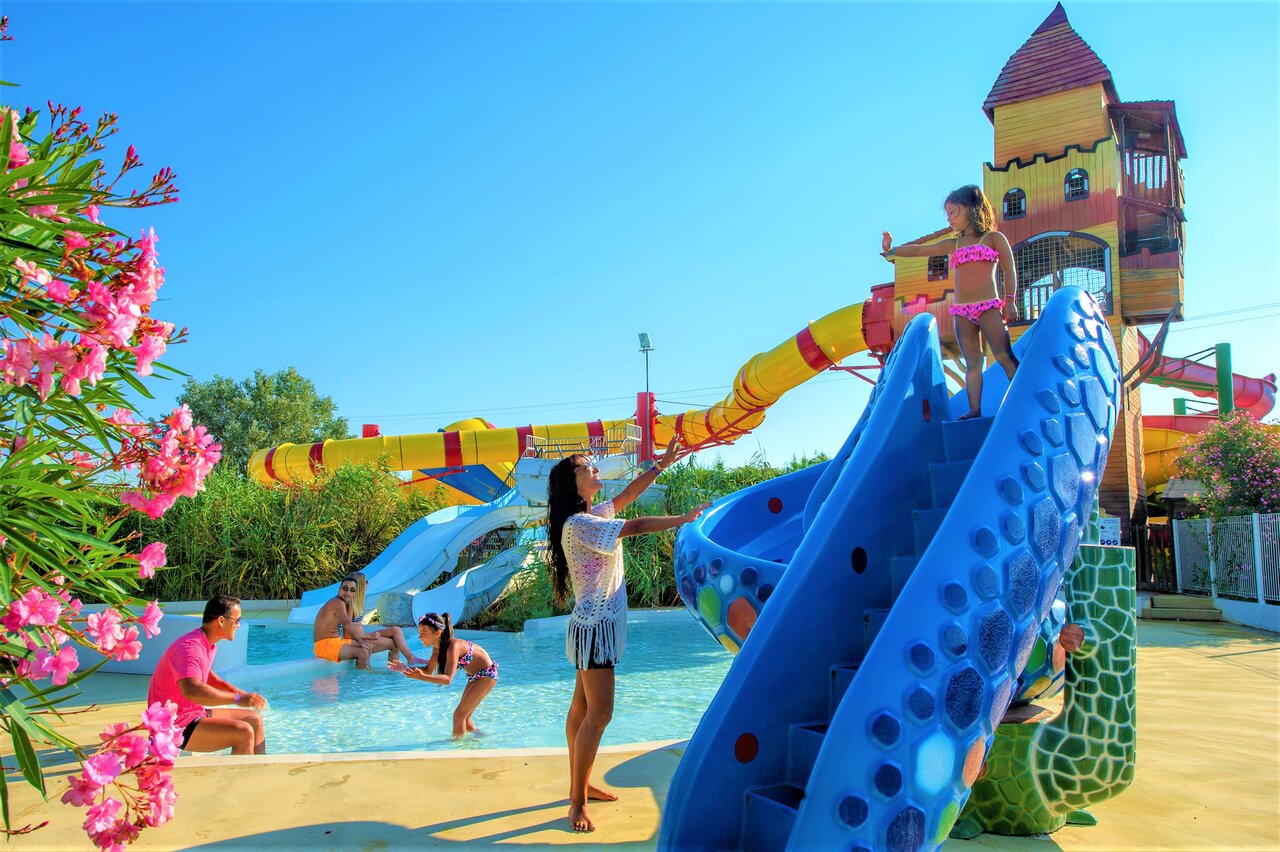Wasserpark mit Rutschen und Pool im CAPFUN Fleur de Camargue (30).