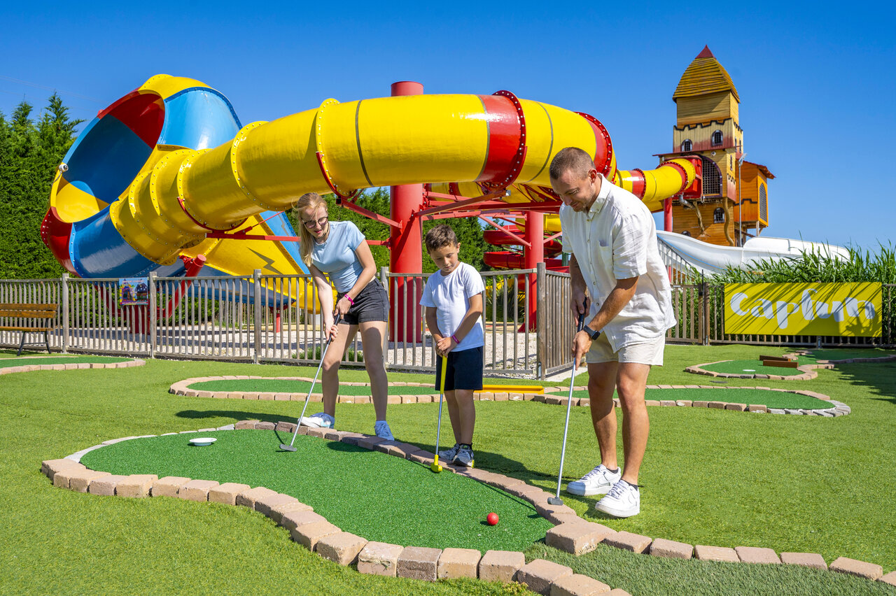 Familien-Minigolf, Wasserrutschen auf dem Campingplatz CAPFUN Fleur de Camargue (30).