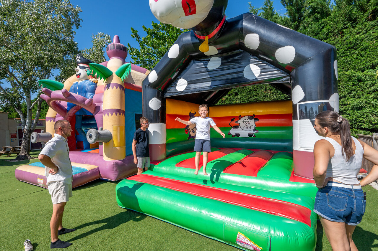 Kinder spielen auf bunten H�pfburgen auf dem Campingplatz CAPFUN Fleur de Camargue (30).
