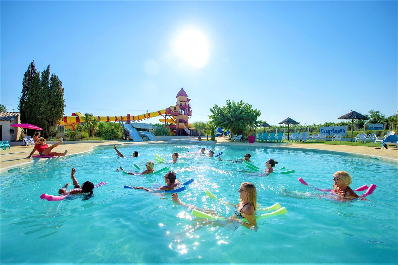 Aquagym im Pool, Wasserrutschen auf Campingplatz CAPFUN Fleur de Camargue (30).