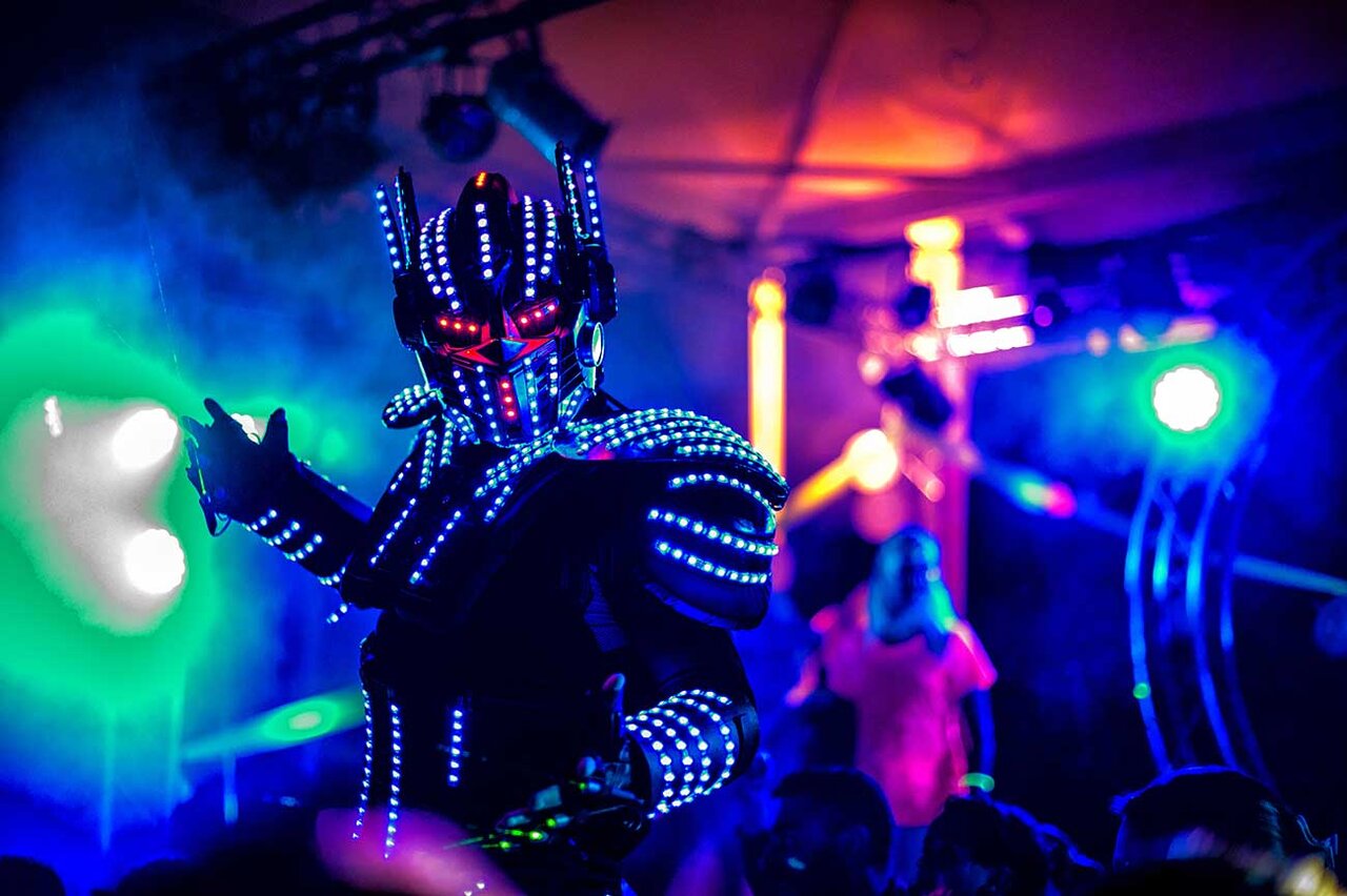 Leuchtender Roboter, Abendunterhaltung auf dem Campingplatz CAPFUN Fleur de Camargue in Saint-Laurent-d Aigouze.