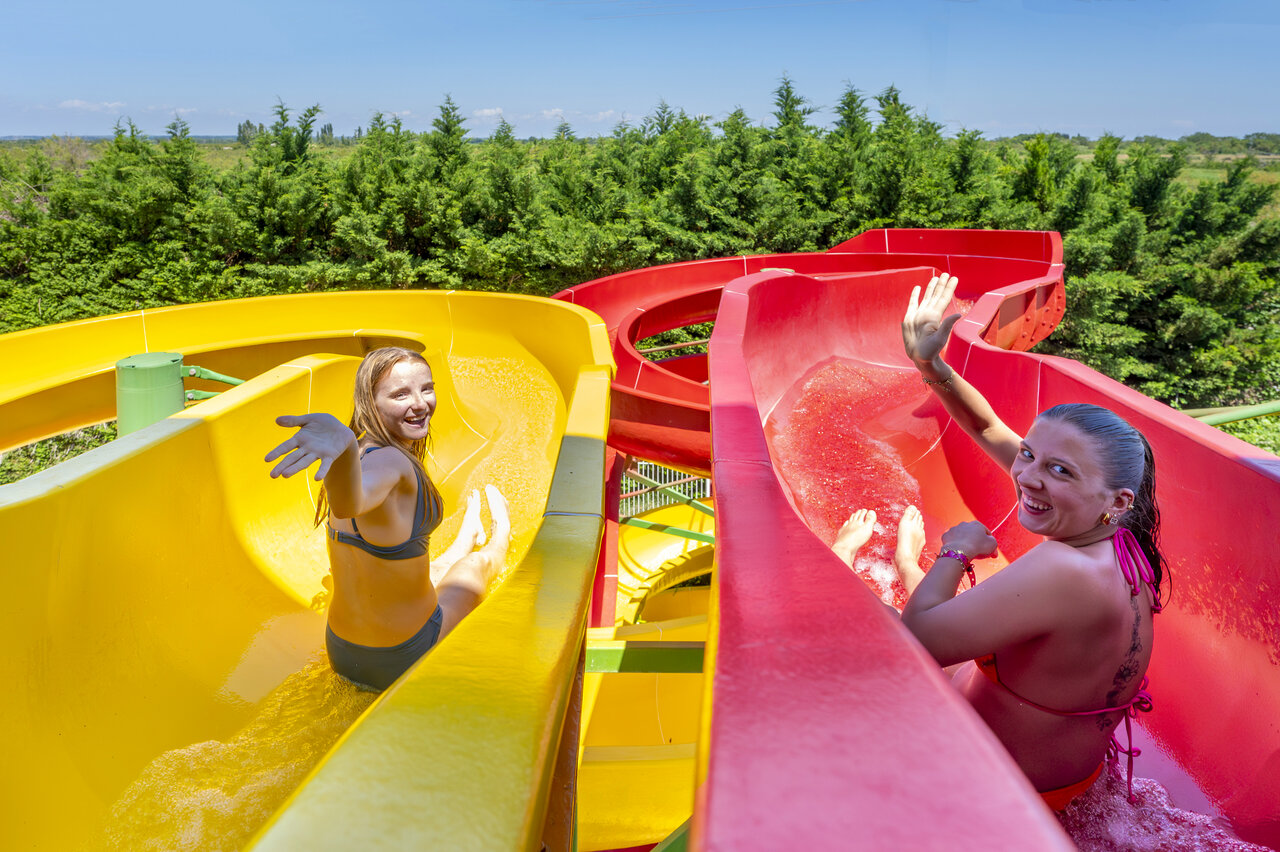 Zwei Frauen auf Wasserrutschen auf dem Campingplatz CAPFUN Fleur de Camargue in Saint-Laurent-d Aigouze.