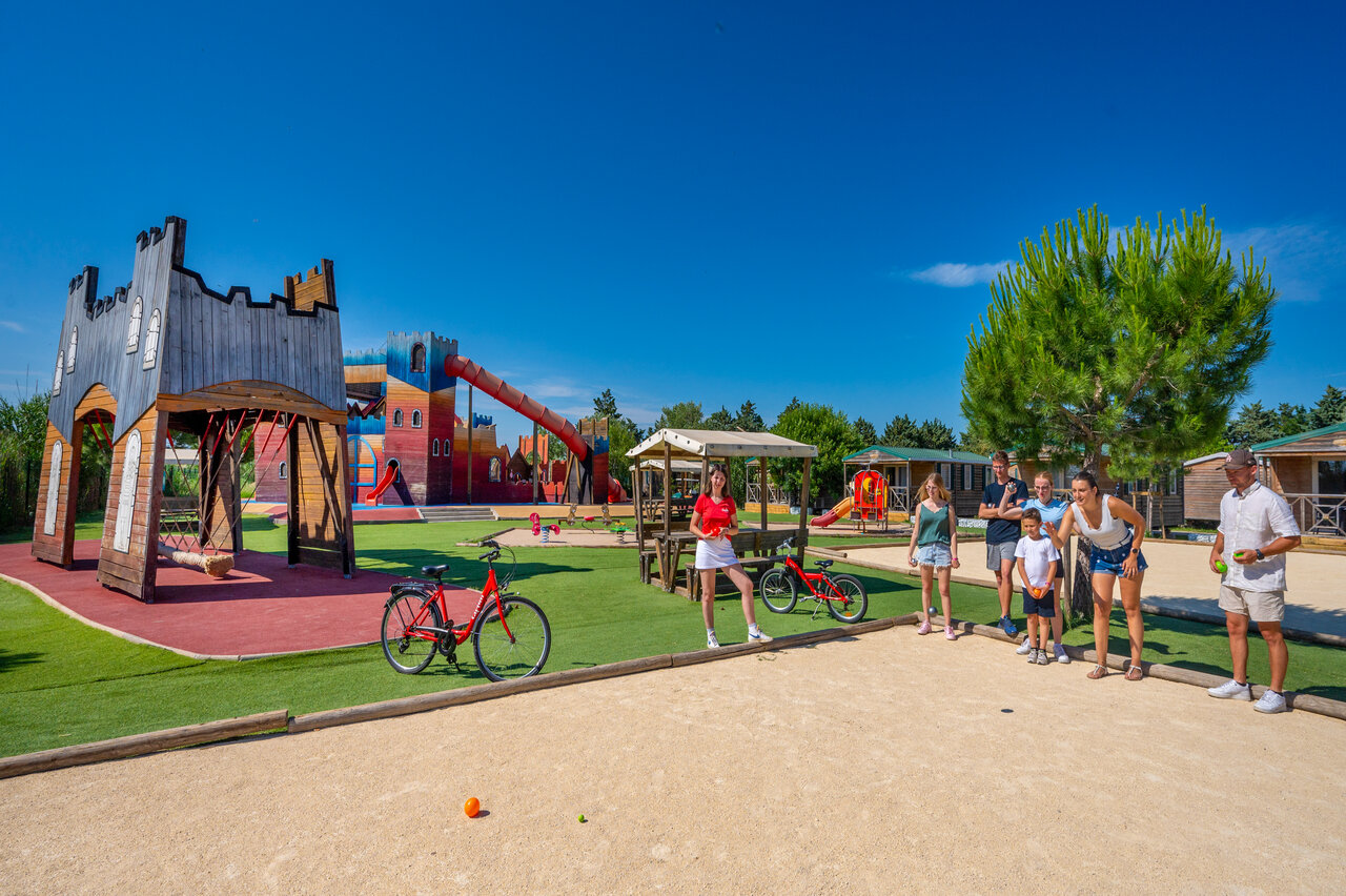 Burgspielplatz, Boule und Mobilheime auf dem Campingplatz CAPFUN Fleur de Camargue in Saint-Laurent-d Aigouze (30).