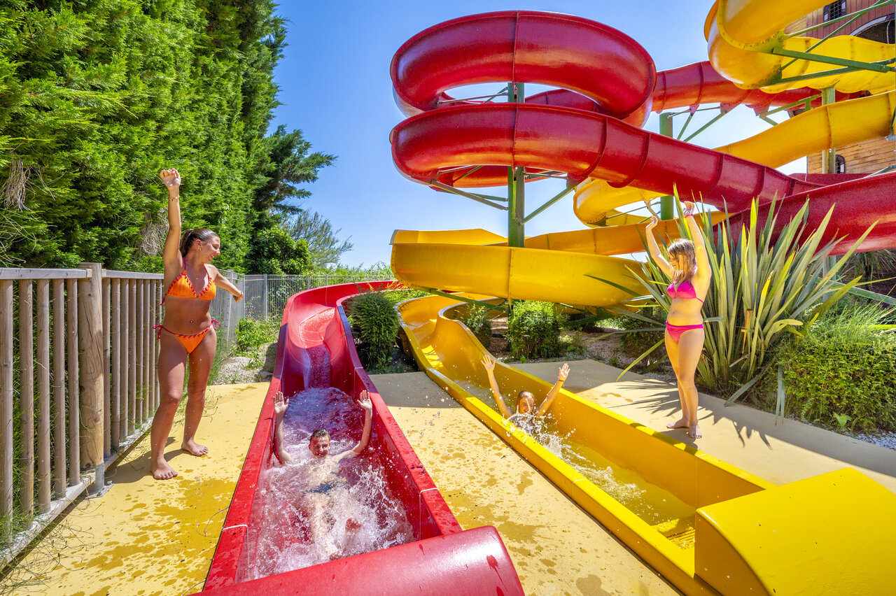 Wasserrutschen und Urlauber auf dem Campingplatz CAPFUN Fleur de Camargue in Saint-Laurent-d Aigouze (30).
