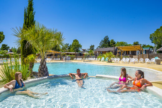Außenpool mit Badegästen auf Campingplatz CAPFUN Fleur de Camargue Saint-Laurent-d Aigouze.