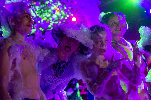 Lebhaftes Schaumparty mit Jugendlichen und bunten Lichtern auf dem Campingplatz CAPFUN Fleur de Camargue in Saint-Laurent-d Aigouze (30).