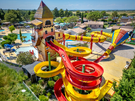 Wasserrutschen und Pool auf dem Campingplatz CAPFUN Fleur de Camargue in Saint-Laurent-d Aigouze (30).