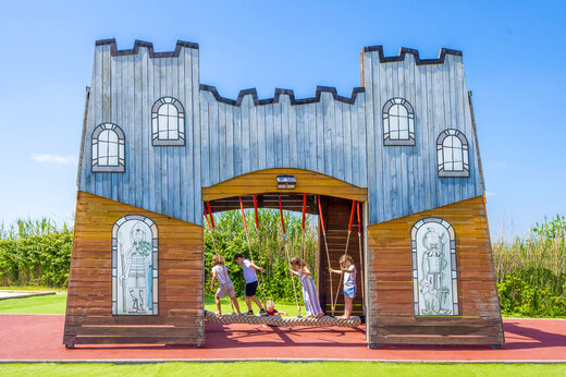 Burg-Spielplatz mit Kindern auf dem Campingplatz CAPFUN Fleur de Camargue in Saint-Laurent-d Aigouze (30).