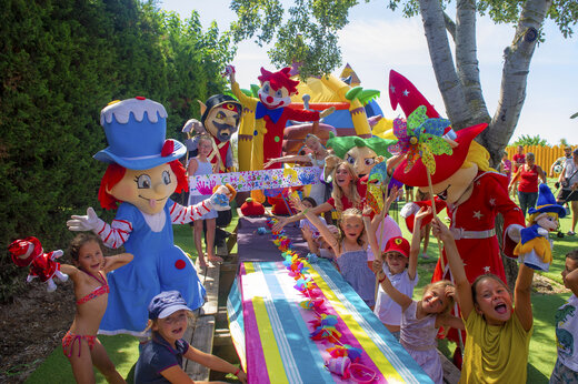 Vrolijke mascottes en kinderen bij animatie op camping CAPFUN Fleur de Camargue in Saint-Laurent-d Aigouze (30).