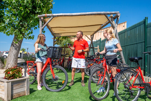 Verhuur van rode Capfun fietsen voor vakantiegangers op camping Fleur de Camargue in Saint-Laurent-d Aigouze (30).