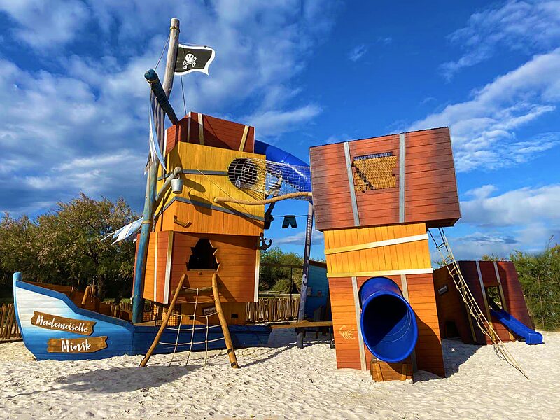 Carabouille Spielplatz - H�lzerner Piratenspielplatz, blaue Rutsche auf CAPFUN Flots Bleus, Vias Plage (34).