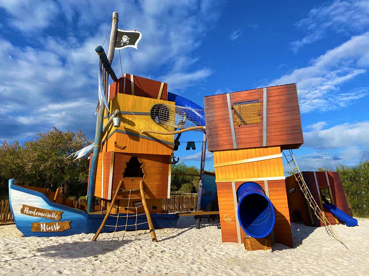 H�lzerner Piratenspielplatz, blaue Rutsche auf CAPFUN Flots Bleus, Vias Plage (34).