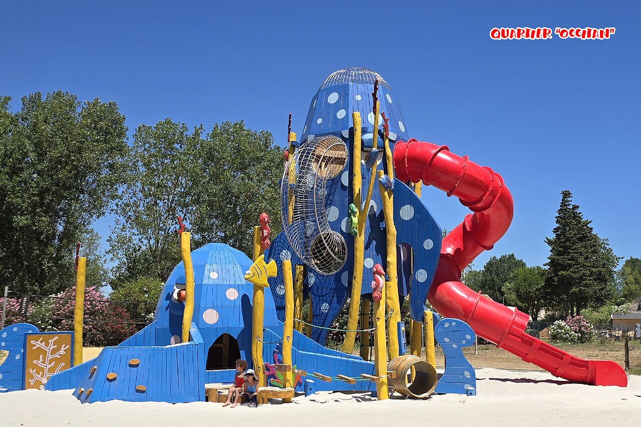 Riesenrutsche und Spielplatz auf dem Campingplatz CAPFUN Flots Bleus in VIAS PLAGE (34).