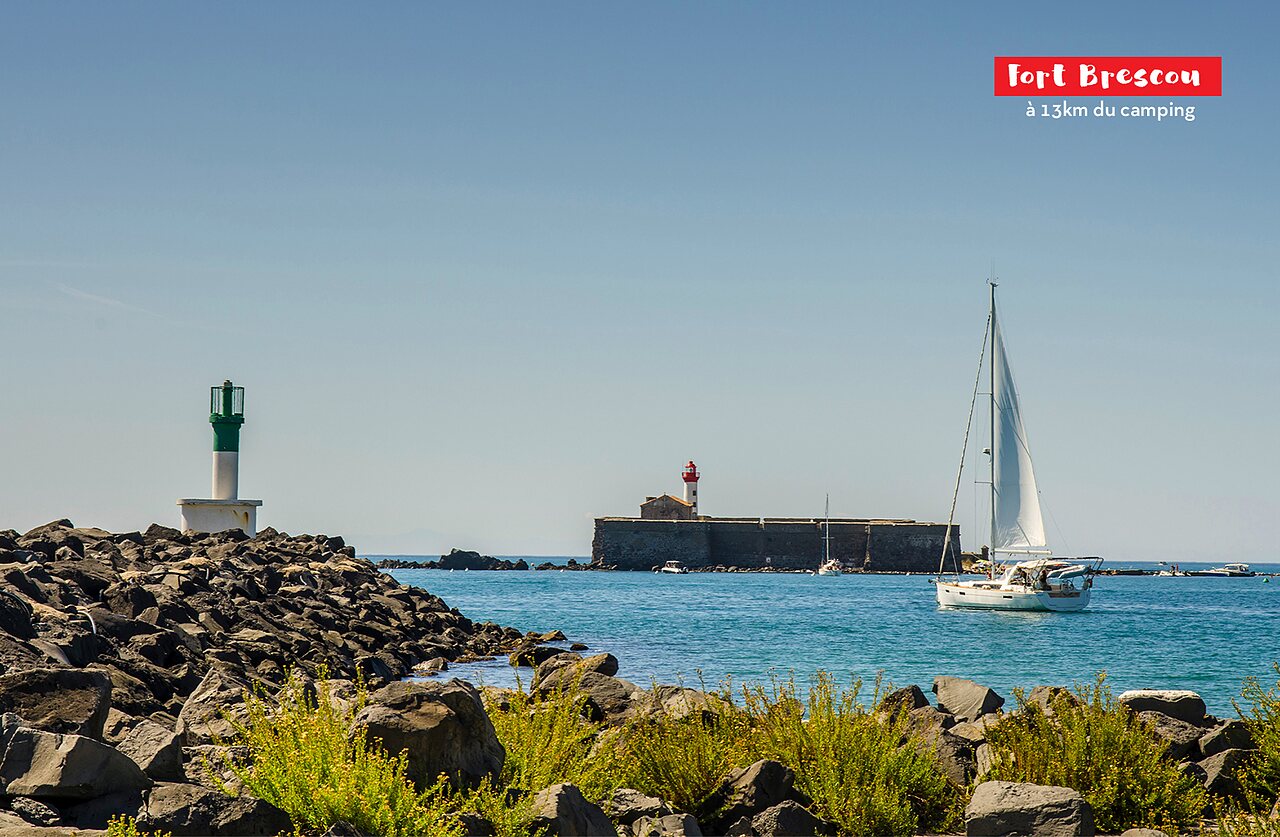 Fort Brescou, Vulkaninsel mit Leuchtturm und Festung, nahe Vias Plage.