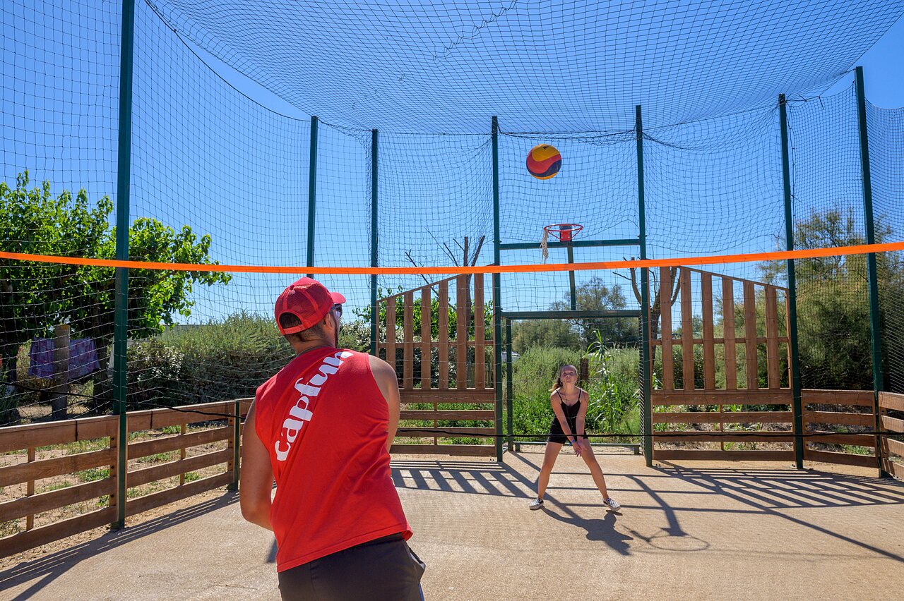 Volleyball, Multisportplatz auf dem Campingplatz CAPFUN Flots Bleus in VIAS PLAGE (34).