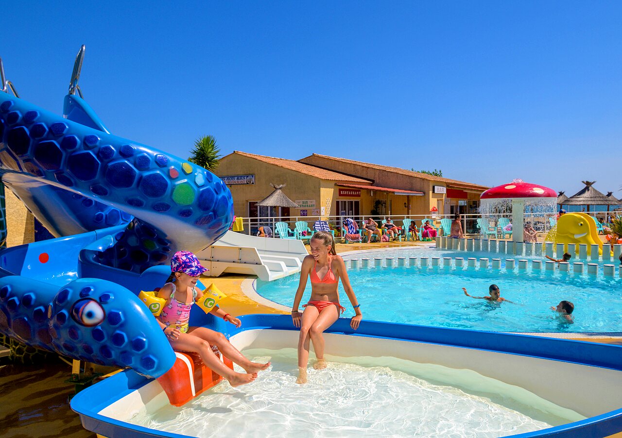 Gro�e Wasserrutsche, Planschbecken und Pool auf Camping CAPFUN Flots Bleus in VIAS PLAGE (34).