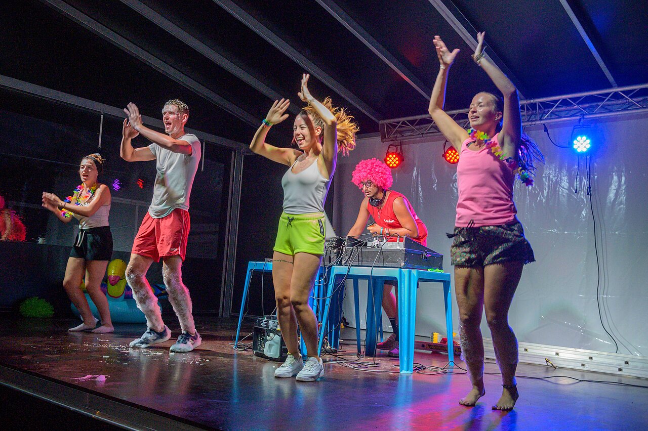 Animateure tanzen, Schaumparty Campingplatz CAPFUN Flots Bleus VIAS PLAGE (34).