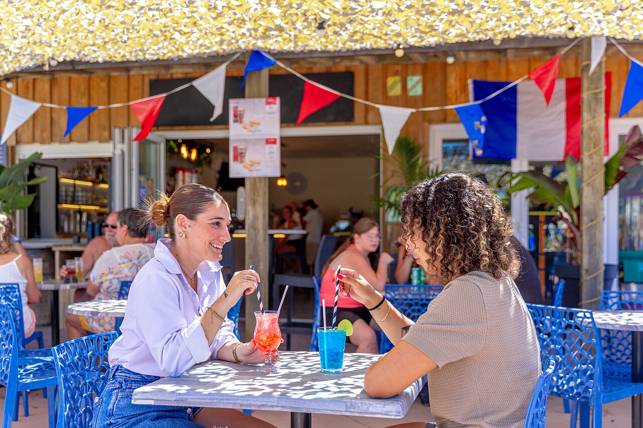 Au�enbar, G�ste genie�en Cocktails auf CAPFUN Flots Bleus in VIAS PLAGE (34).