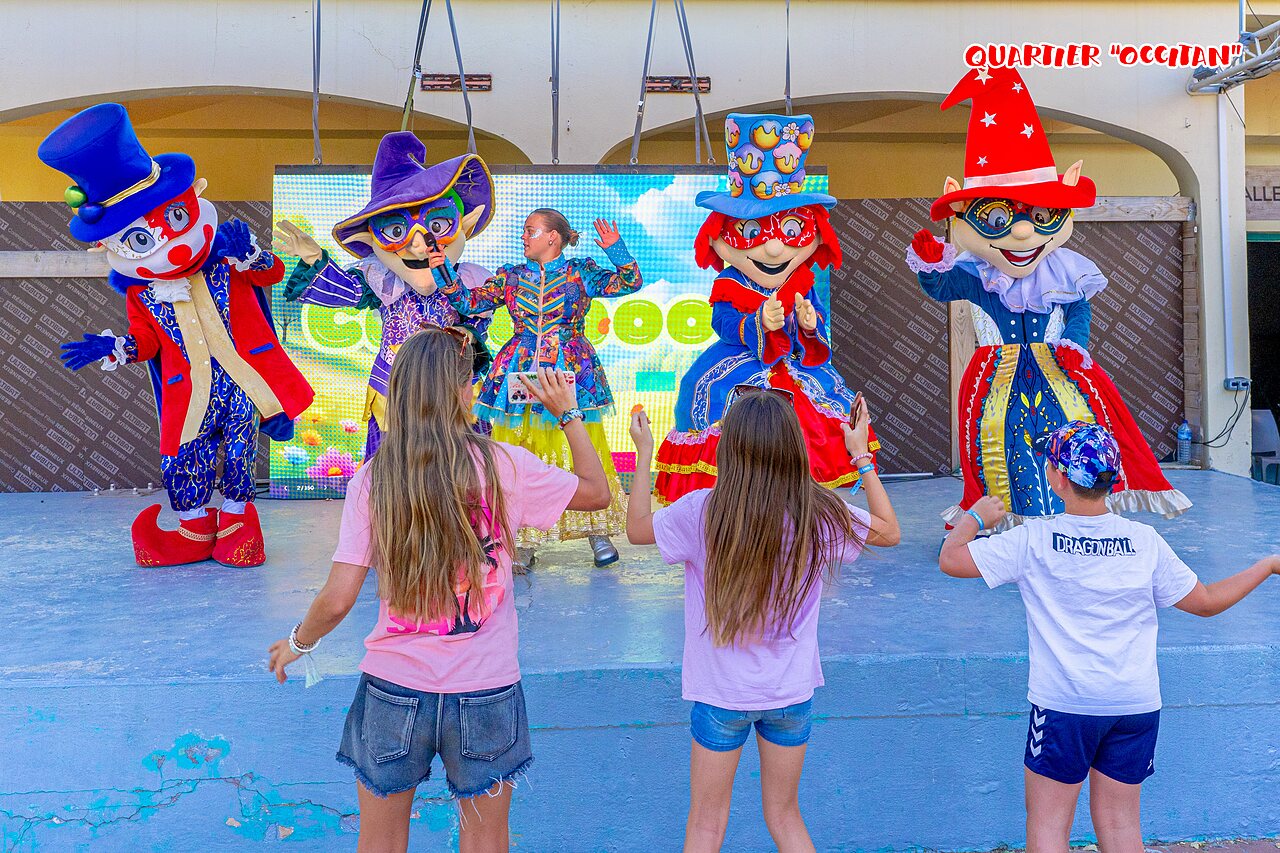 Animation mit Maskottchen f�r Kinder auf dem Campingplatz CAPFUN Flots Bleus.