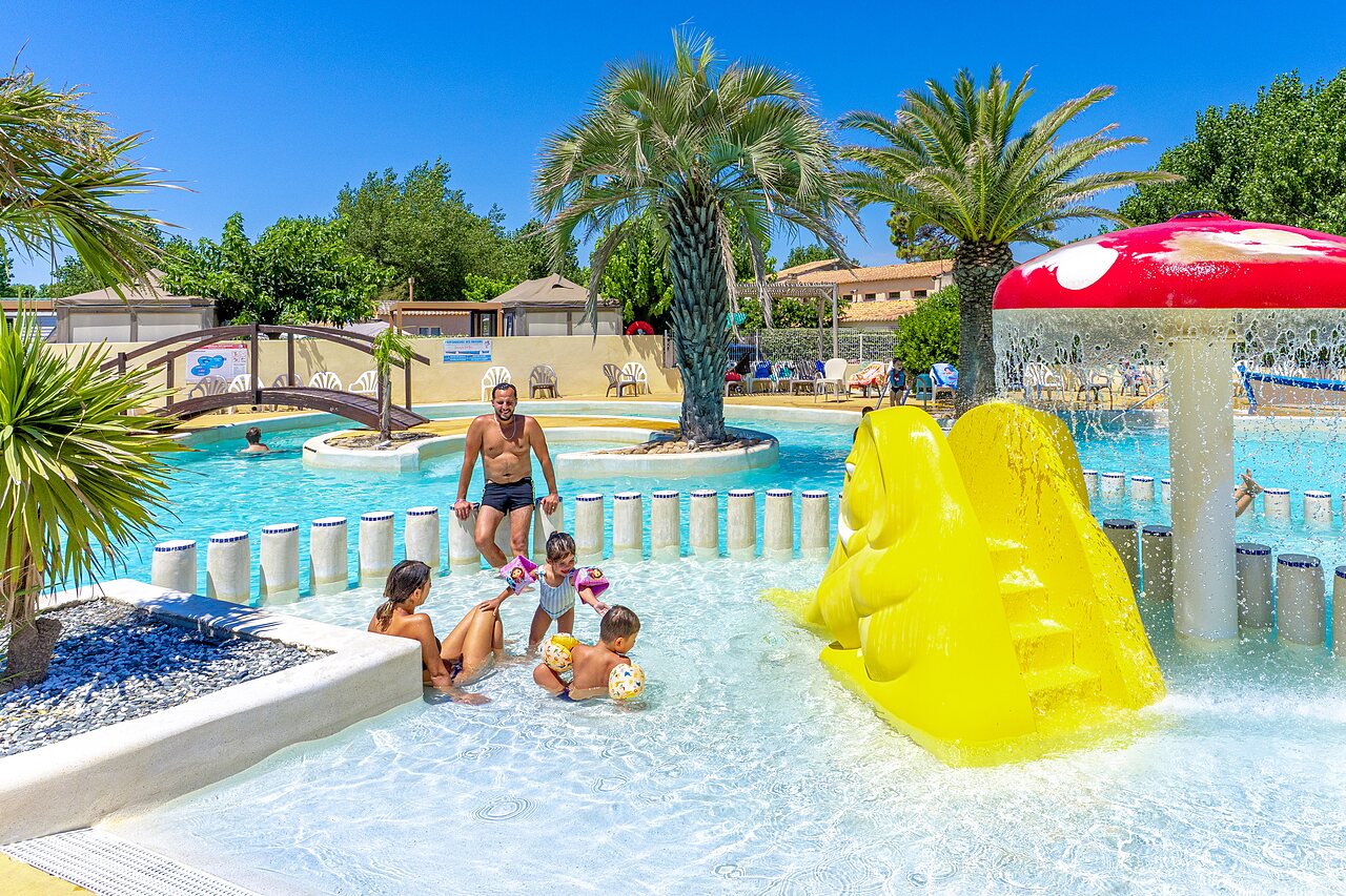 Au�enpool, gelbe Rutsche und Spiele auf dem Campingplatz CAPFUN Flots Bleus in VIAS PLAGE (34).