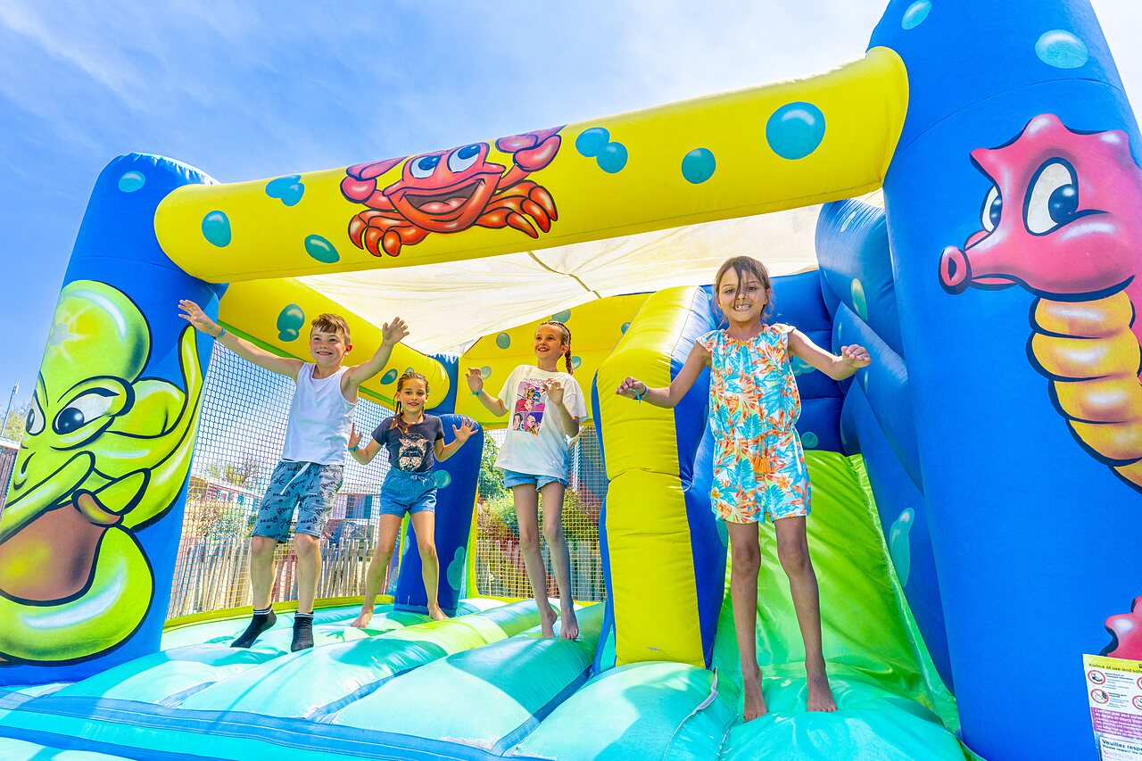 Kinder spielen auf H�pfburg auf dem Campingplatz CAPFUN Flots Bleus in VIAS PLAGE (34).