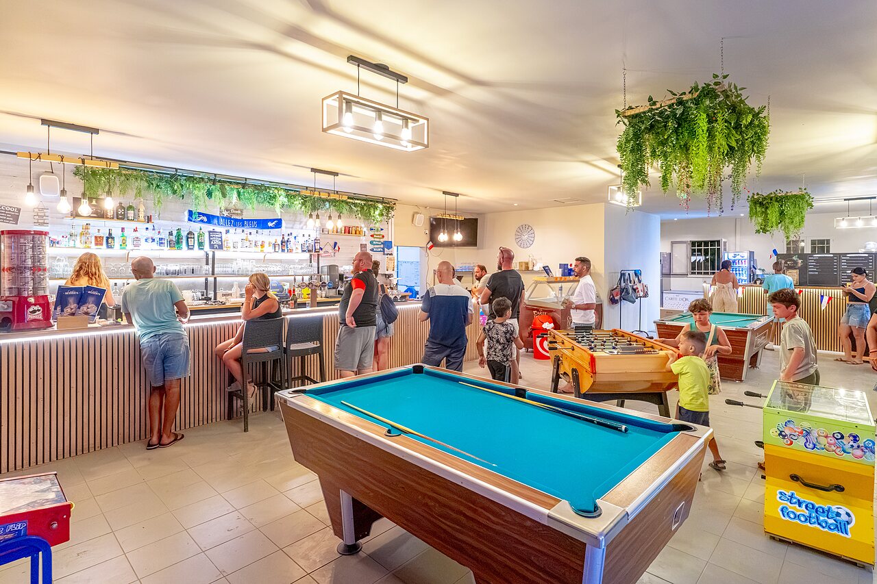 Belebte Bar, Billard und Kicker auf CAPFUN Flots Bleus in VIAS PLAGE (34).