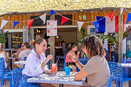 Au�enbar, G�ste genie�en Cocktails auf CAPFUN Flots Bleus in VIAS PLAGE (34).
