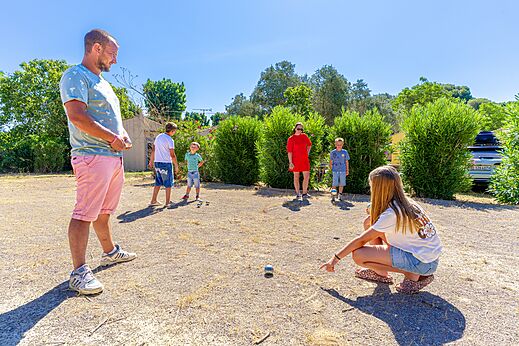 Familie spielt Boule auf Campingplatz CAPFUN Flots Bleus in VIAS PLAGE (34).