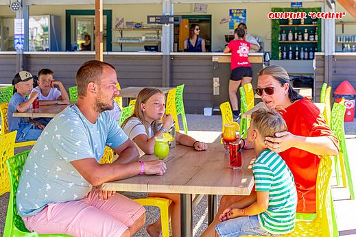 Familie an der Bar, erfrischende Getr�nke im CAPFUN Flots Bleus, VIAS PLAGE.