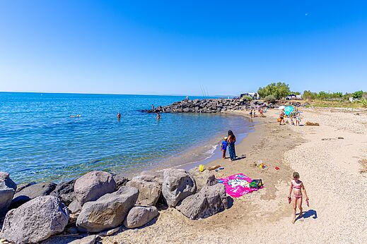Sandstrand, Badeg�ste und Meer auf dem Campingplatz CAPFUN Flots Bleus in VIAS PLAGE (34).