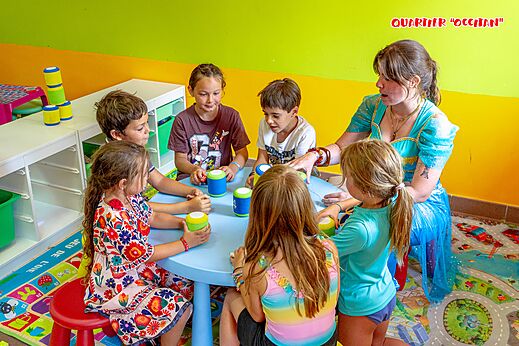 Kinderanimation und betreute Spiele mit Animateurin auf dem Campingplatz CAPFUN Flots Bleus in VIAS PLAGE (34).