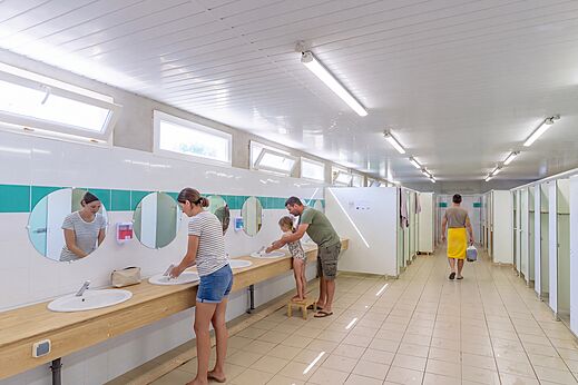 Moderne Sanitäranlagen, Waschbecken, Duschen auf Camping CAPFUN Flots Bleus, Vias Plage.