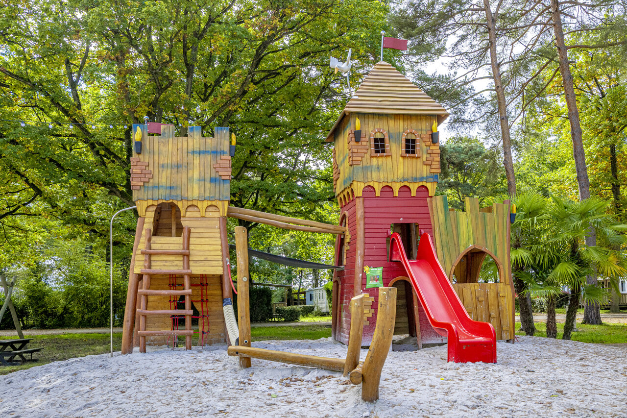 H�lzerner Burg-Spielplatz, Rutsche, Campingplatz CLICOCHIC La For�t d'Azal�e.