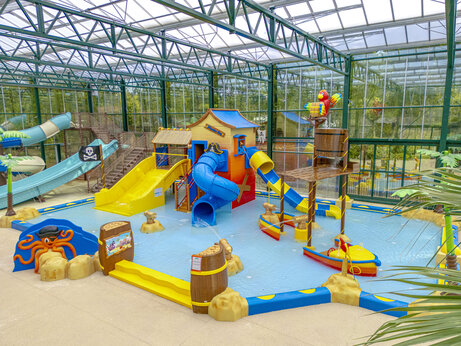 �berdachter Wasserspielplatz, Rutschen auf dem Campingplatz CLICOCHIC La For�t d'Azal�e.