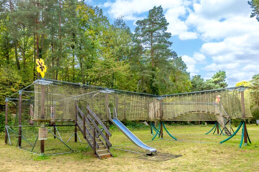 Spielplatz, Rutsche, Camping CLICOCHIC La Forêt d'Azalée in Saint-Chéron.