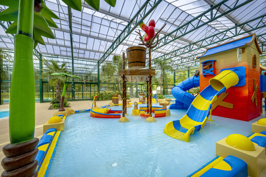 Hallenbad, Rutschen und Wasserspiele auf dem Campingplatz CLICOCHIC La For�t d'Azal�e.