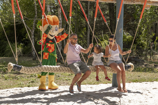 Familienschaukel mit Maskottchen auf Camping CLICOCHIC La Forêt d'Azalée Saint-Chéron (91).