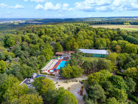 Luftaufnahme des Wasserparks mit Pools und Rutschen auf dem Campingplatz CLICOCHIC La For�t d'Azal�e in Saint-Ch�ron.